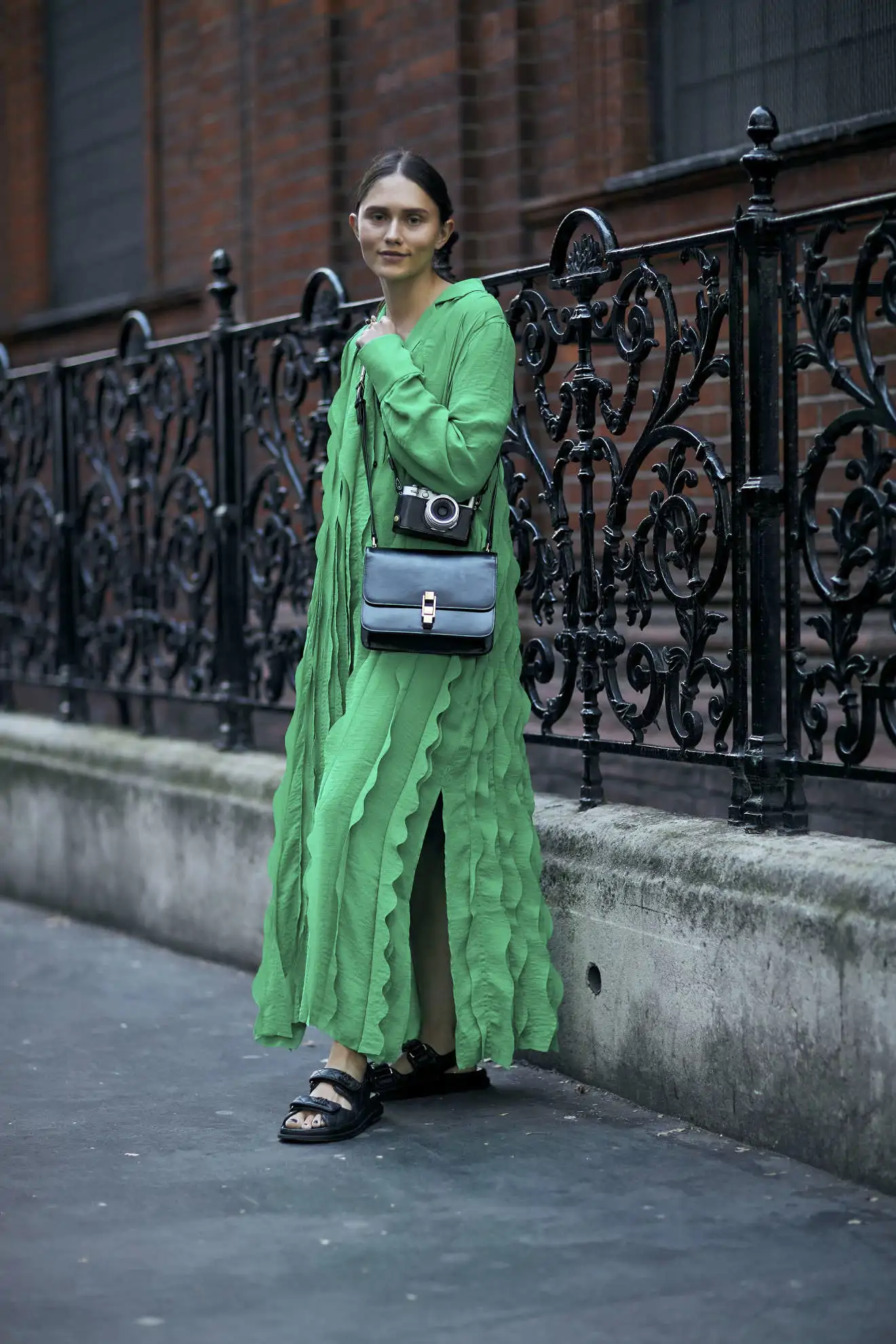 Cómo combinar el vestido camisero en verano con sandalias planas