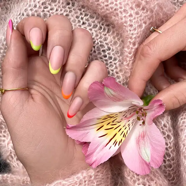 5 colores de uñas alegres que las mujeres de 60+ llevarán en verano: rejuvenecen las manos y son elegantes