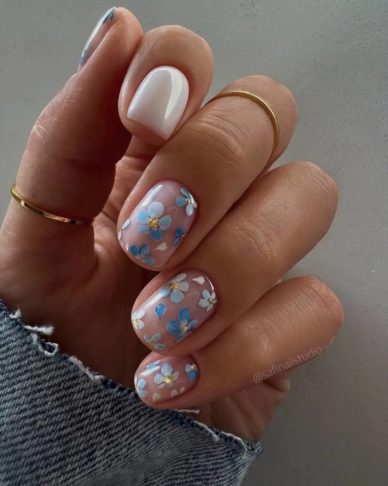 Uñas cortas bonitas: transparentes con flores