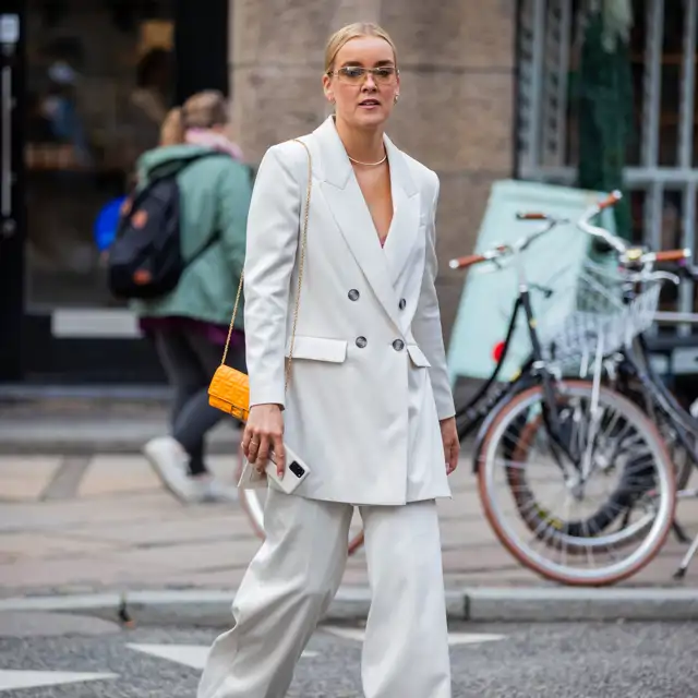 Las madrinas de bautizo se despiden de los vestidos en primavera: ahora llevan este traje de Zara efecto tipazo