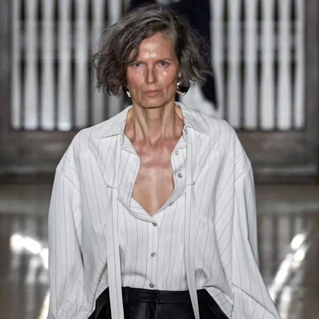 10 cortes de pelo corto a capas que restan años y son elegantes para las mujeres 60+ en primavera