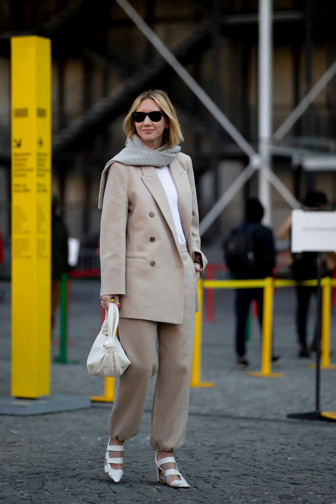 Mujer elegante con bufanda