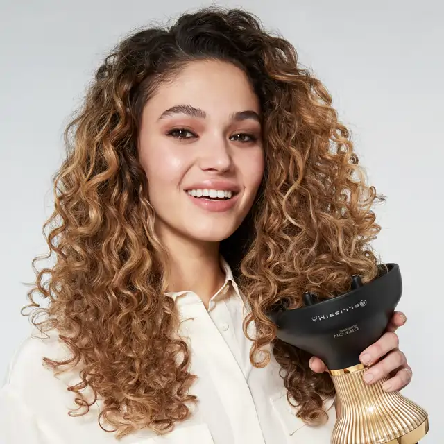 Sorprende a tu madre con las mejores herramientas de hair styling para rizar, planchar o secar el pelo de manera profesional