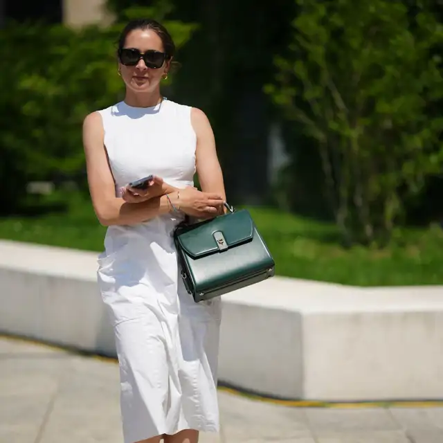 Mi madre roza los 60+ y ha conseguido el vestido de lino de Zara con el que tener el mejor uniforme de verano: combinado con sandalias planas y capazo