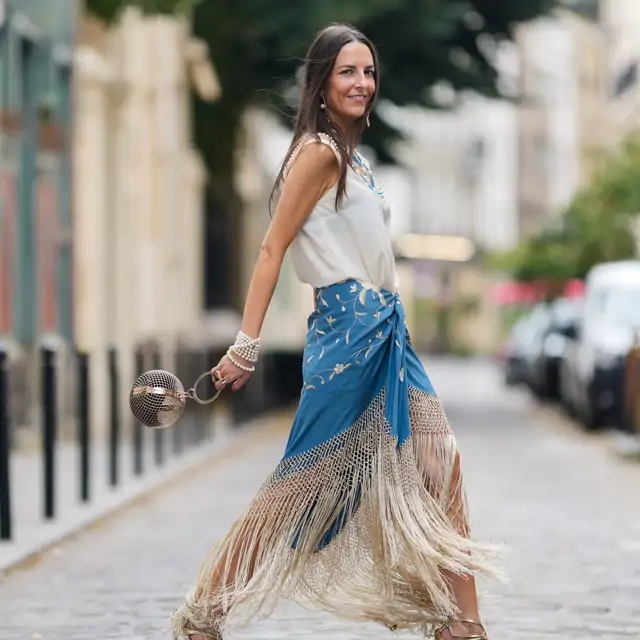 Este vestido estampado de Zara es la solución perfecta para las que no van de flamenca en la Feria de Abril: estiliza la silueta y queda genial con cuñas