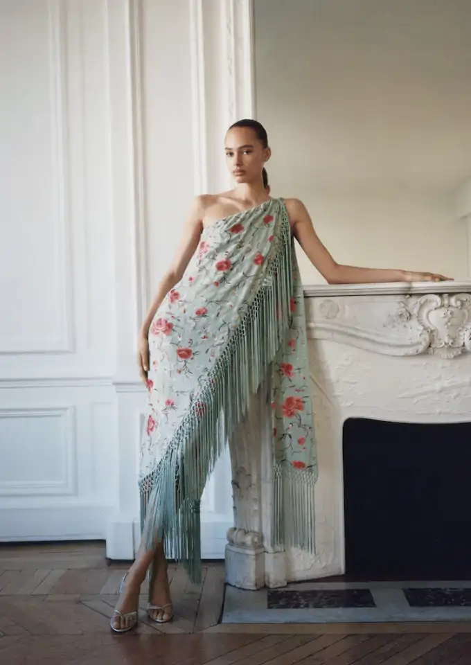 Vestido asimétrico bordado flecos