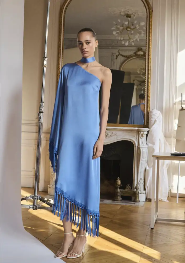 Vestido satinado asimétrico flecos