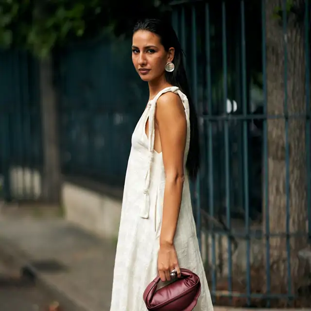 Recién llegado a Sfera y ya está arrasando: el vestido más elegante que disimula tripita y es ideal para ir cómoda con sandalias en verano 2025