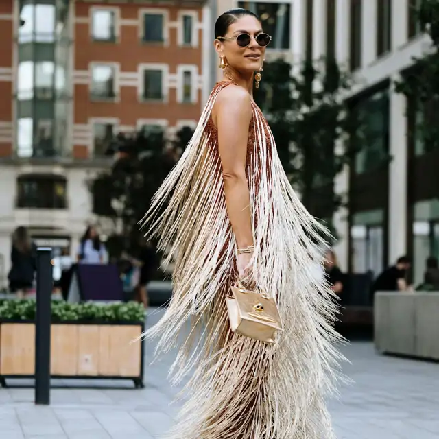 Hace 48 horas llegaron a Mango y todas los quieren: los vestidos con flecos en tendencia que estilizan tu cintura y llevarás con sandalias