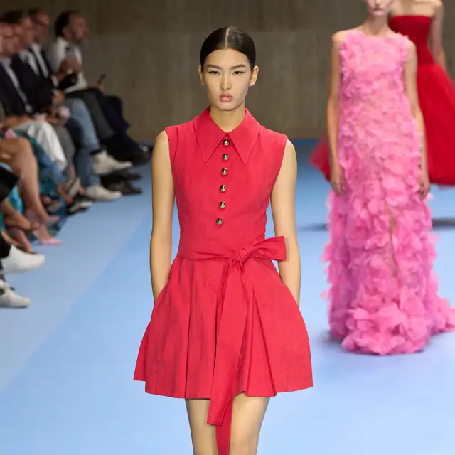 Carolina Herrera: 10 vestidos camiseros y midis para ser la más elegante y mejor vestida en primavera-verano