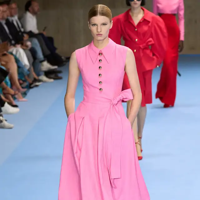 10 looks de Carolina Herrera con vestidos camiseros y midis para ser la más elegante y mejor vestida en primavera-verano