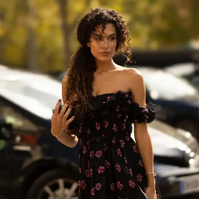 El verano ha llegado, por fin, a Stradivarius con estos vestidos cortos con flores que son máxima tendencia e ideales para verano