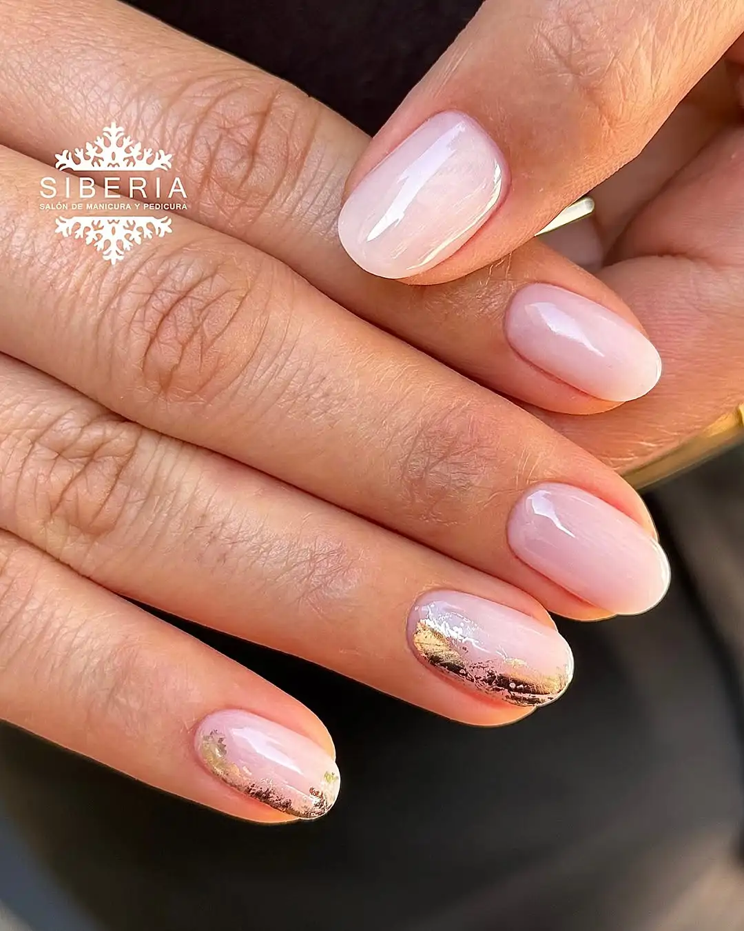 uñas naked dorado