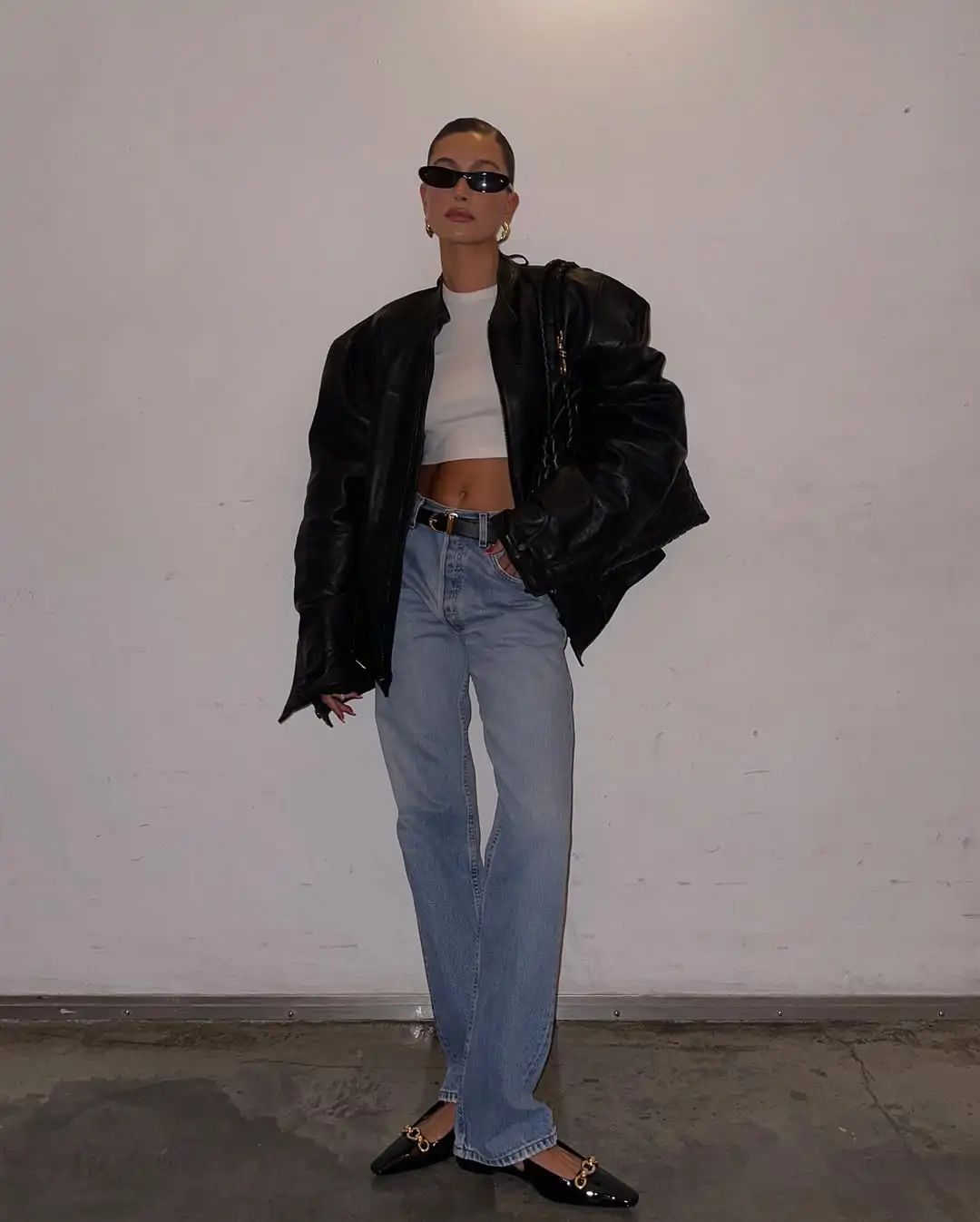 Cazadora cuero con zapatos tendencia