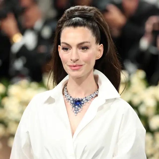 Anne Hathaway viste camisa blanca en la Met Gala 2025: homenaje a Carolina Herrera y André Leon Talley
