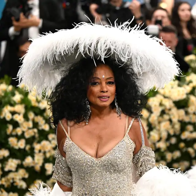 Diana Ross, reina eterna del glamour, deslumbra en la Met Gala 2025 con un espectacular vestido con cola XL