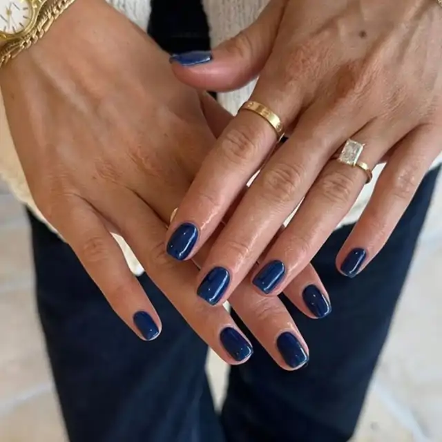 Confirmado por mi madre andaluza de 60+: estos 5 colores de uñas de verano los llevan las pijitas en la Feria de Abril