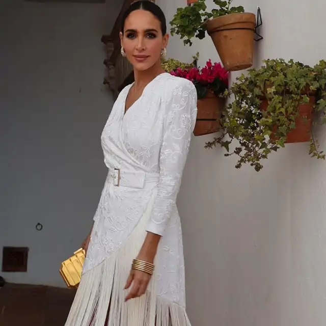Aunque no vayas a la Feria de Abril, este vestido con volantes de Zara es tu fichaje de la primavera: elegante y del color preferido de las pijitas
