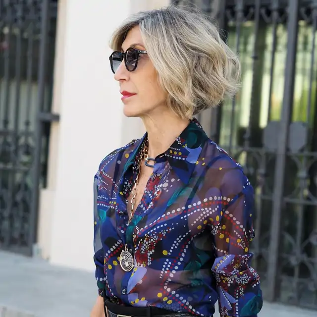 Ni camisas, ni tops: 10 blusas elegantes y estampadas de Sfera que no son las típicas para combinar con falda midi todo el verano