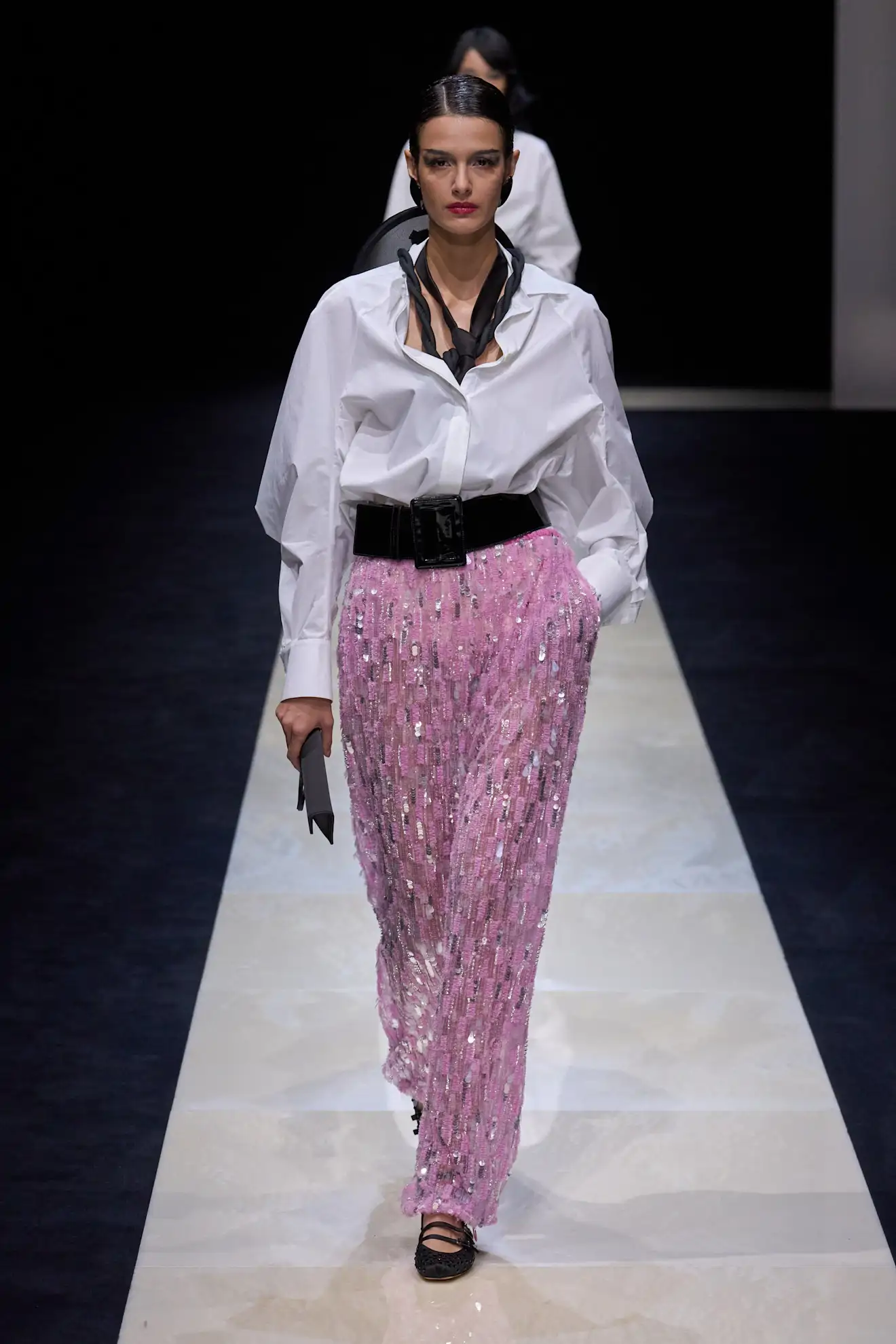 camisa blanca desfile Emporio Armani primavera-verano 2025