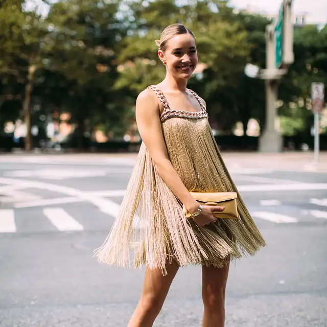 Acaba de llegar a Zara el vestido que es una obra de arte para las invitadas boho: cubre brazo, estiliza mucho y no marca la barriga