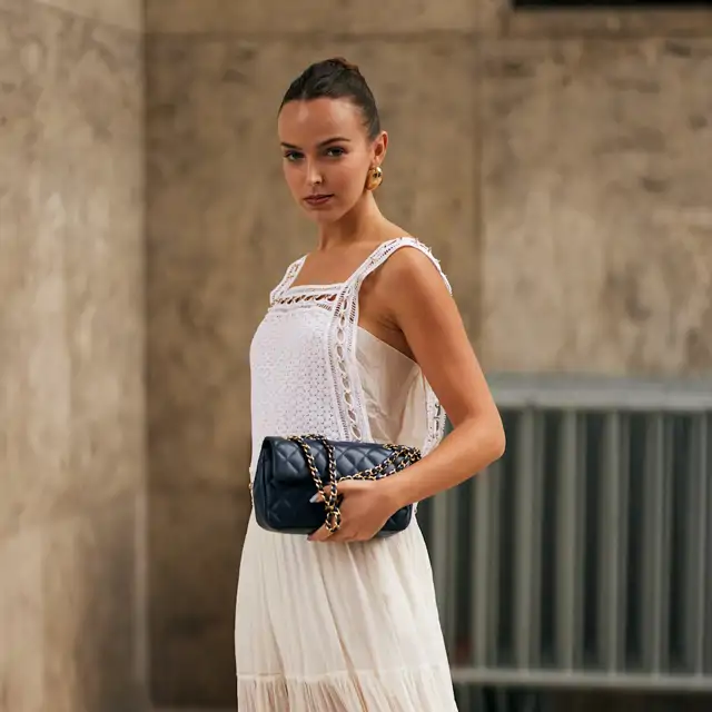 Vestidos de lino sí, pero así: 10 modelos de Zara que disimulan barriga y se combinan con sandalias en verano 2025