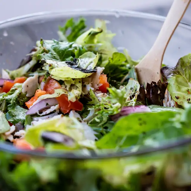 5 ensaladas con un toque refrescante y una mezcla de sabores deliciosa para este verano (VÍDEO)