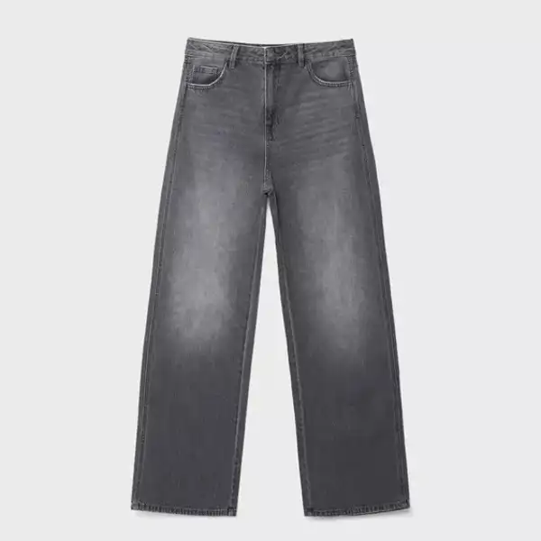 En color gris de Stradivarius