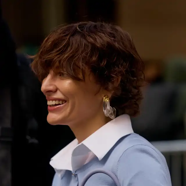 Claudia Bernárdez, dermatóloga: "Lavar el pelo cada 2 o 3 días es suficiente. Si hay tendencia a grasa, puede ser necesario lavarlo todos los días"