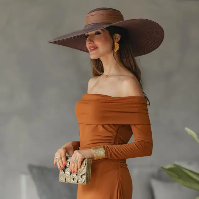 Los 5 vestidos de Sfera que agotan las madres 60+ para comuniones: extra elegantes y no enseñan ‘ala de murciélago'