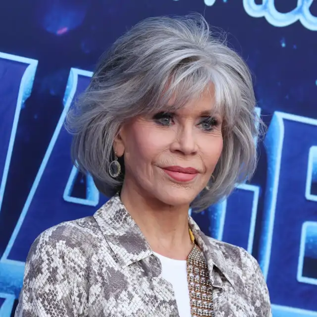 Jane Fonda, (86 años): “A medida que envejeces, la línea de los labios se difumina, así que uso perfilador y luego labial rojo o rosa”