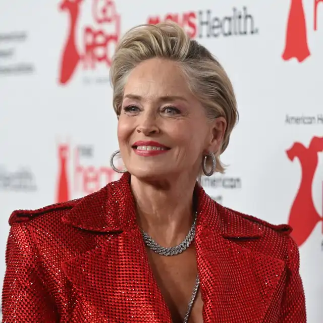 Sharon Stone (67 años): “Cuando tenía 12 años, mi madre me dio un tarro de crema y me dijo: «Ponte esto mañana y noche, no te pongas mucho jabón en la cara. Me lo agradecerás»”