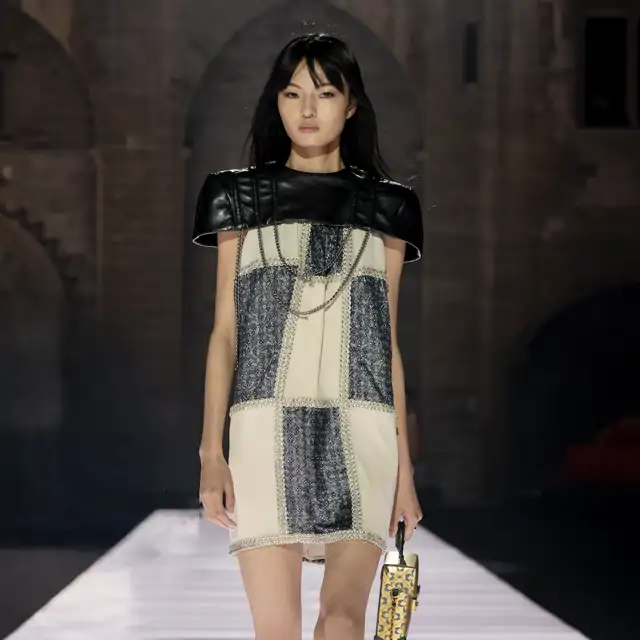 Louis Vuitton presenta su colección crucero 2026 en el Palacio Papal de Aviñón