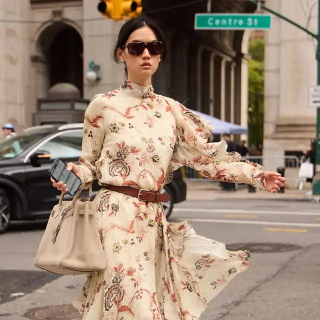 El vestido blanco de Mango con estampado de flores que agotan sin parar las de 60+: holgadito, afina cintura y cubre brazos y rodillas