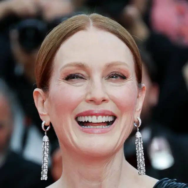 Julianne Moore (64 años): “Me gusta usar un delineador marrón suave y luego una sombra de un tono similar. El objetivo es dar profundidad al ojo sin que sea demasiado”