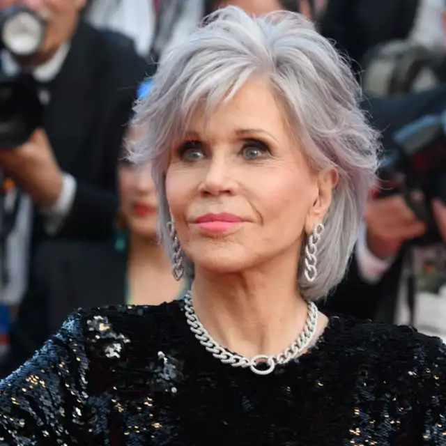 Jane Fonda, (86 años): "Para los labios, uso perfilador y lápiz rosa y rojo, porque cuando envejeces su línea se difumina"