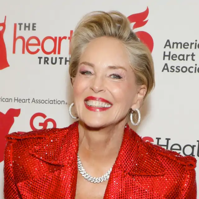 Sharon Stone, actriz (67 años): "Recomiendo entrenar 3 o 4 veces a la semana durante 45 minutos o 1 hora la disciplina que más te guste. Acabo de probar pilates y barre"