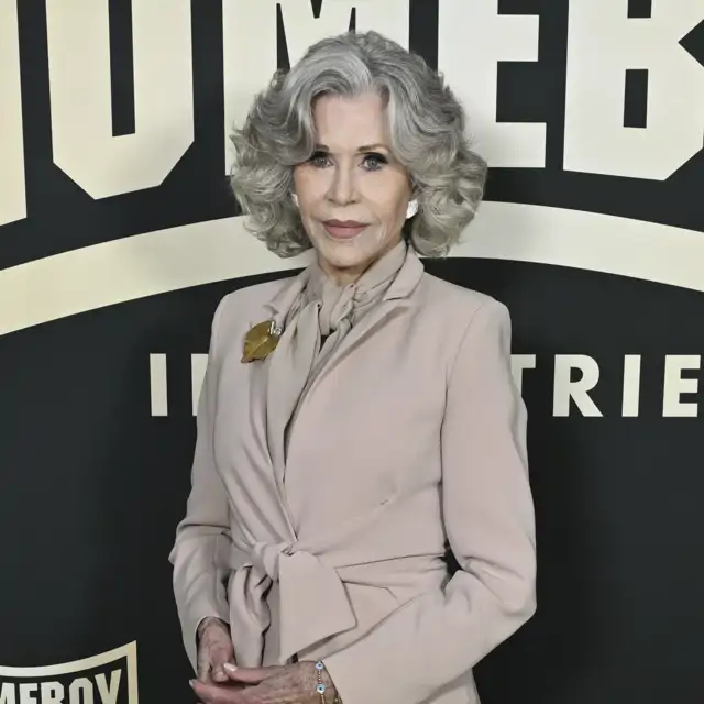 Una peluquera sobre el nuevo look de Jane Fonda (87 años): “Es un estilo muy favorecedor con una cana tan bien cuidada que aporta luz y juventud al rostro" 