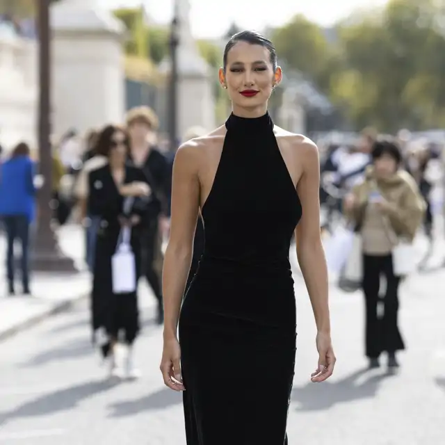 Hoy en Zara: el vestido con escote halter y estampado original que disimula brazos y lucirás con sandalias todos los días de verano