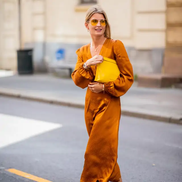 Mi madre 60+ ya tiene el mejor uniforme para ir elegante este verano: este vestido en tono vitamina de Zara para lucir con sandalias y capazo