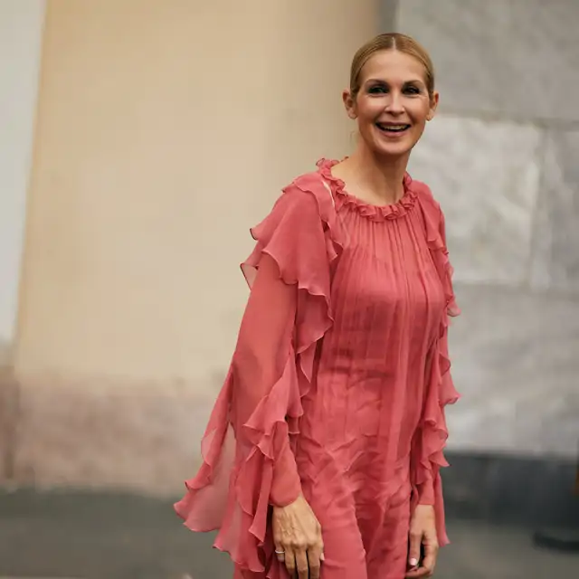 Si tuviera una boda de verano y presupuesto low cost este vestido boho de Sfera sería mi elección: holgadito, con volantes y de color vitamina