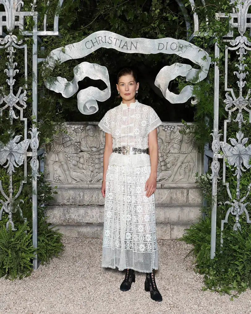 Rosamunde Pike en el desfile crucero de Dior 2026