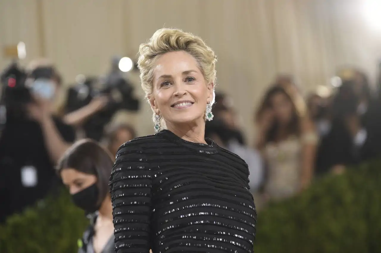 Sharon Stone pelo corto gala Met