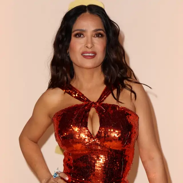 Salma Hayek (58 años): "Mi cabello es muy rizado. Cuando tengo uno de esos días intermedios, simplemente me pongo acondicionador en las puntas y lo enjuago con agua sin champú"