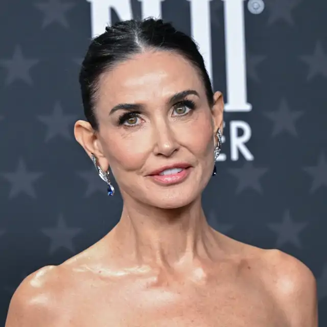 Demi Moore (62 años): "Mi madre siempre me enseñó que, pase lo que pase, hay que lavar, limpiar e hidratar la piel"
