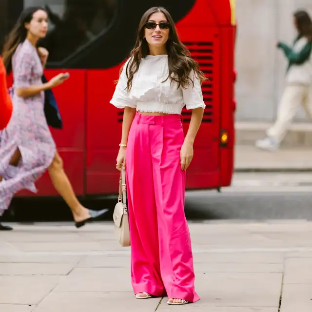 Ni pitillos ni bermudas: estos son los pantalones ligeros y holgados que agotarán las mujeres de 60 más elegantes en verano