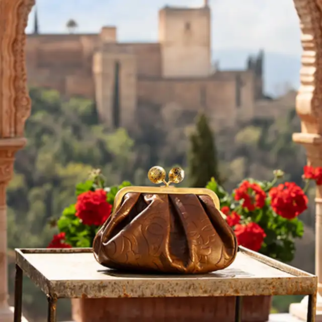 Weekend Max Mara rinde homenaje a la artesanía española en su cuarta parada del Pasticcino Bag World Tour