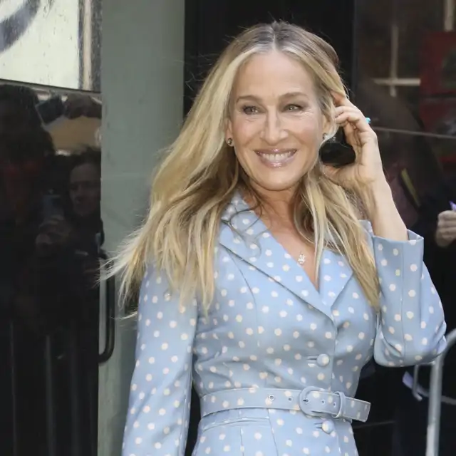 Sarah Jessica Parker (60 años): "Nunca he hecho más que lavarme la cara. Lo que hago es aplicarme sérum y crema hidratante"