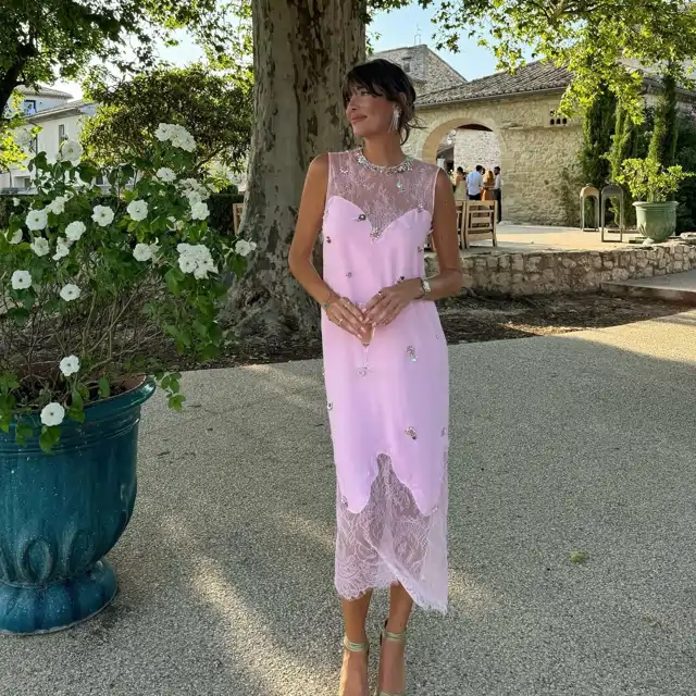 Si tuviera una boda en junio, me pondría este vestido midi de Zara: fresquito, elegante y disimula tripita