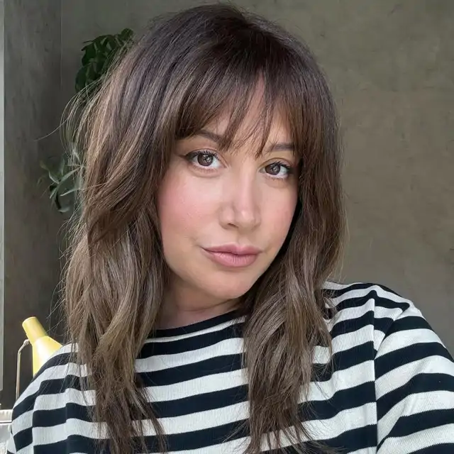 Ashley Tisdale (39 años): "Uno de los secretos de mi abuela es que hacía 'slugging' en su piel antes de que se pusiera de moda. Creía en la vaselina y su piel luce increíble"